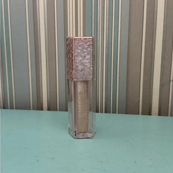 NWT | Makeup Revolution | Color Luxurious |Gold Lip Balm Gloss Shimmer - Picture 3 of 3